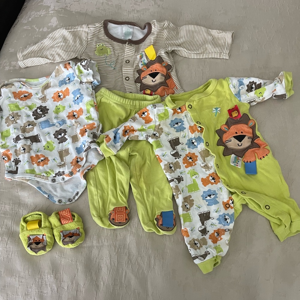 Infant four-pieceTaggies clothing set with matching booties